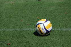 排球赛场焦点！西班牙队对阵瑞士队，意外判罚引发热议，比赛氛围紧张