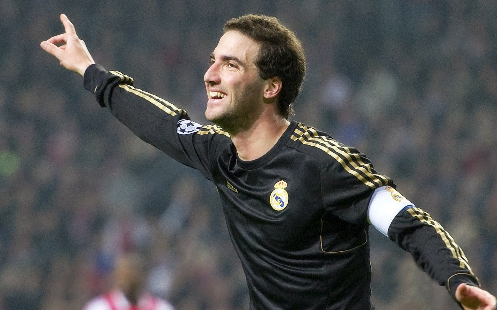 阿扎伦卡迎来十二赛季出色发挥，拜仁观众热烈欢呼！观众掌声雷动